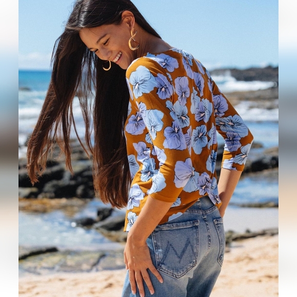 Top Valencia Violet Aloha Blooms Bloom Twist Back M Purple 3/4 Sleeve Hibiscus - Picture 6 of 16